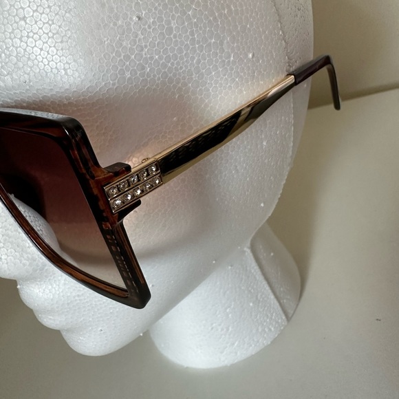 NEW one size fits most STYLISH SUNGLASSES - Picture 4 of 4